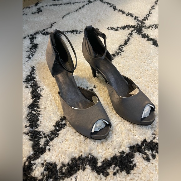 Gray satin ankle wrap heel - Picture 2 of 2